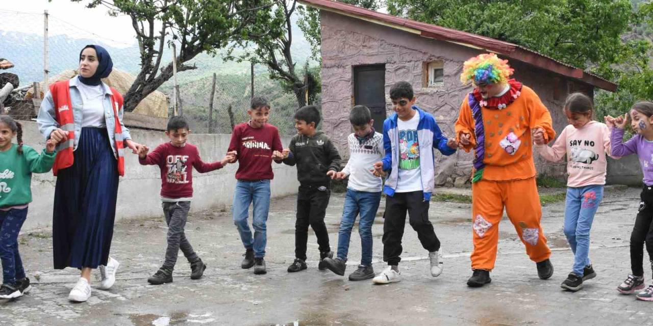 Köy Çocukları Kızılay Gönüllüleriyle Doyasıya Eğlendi