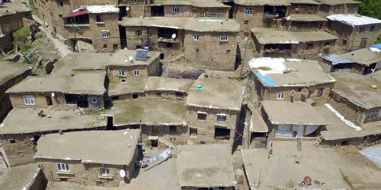 Hizan’ın Taş Evlerden Oluşan Köylerine Gezgin Ve Fotoğrafçılardan Yoğun İlgi