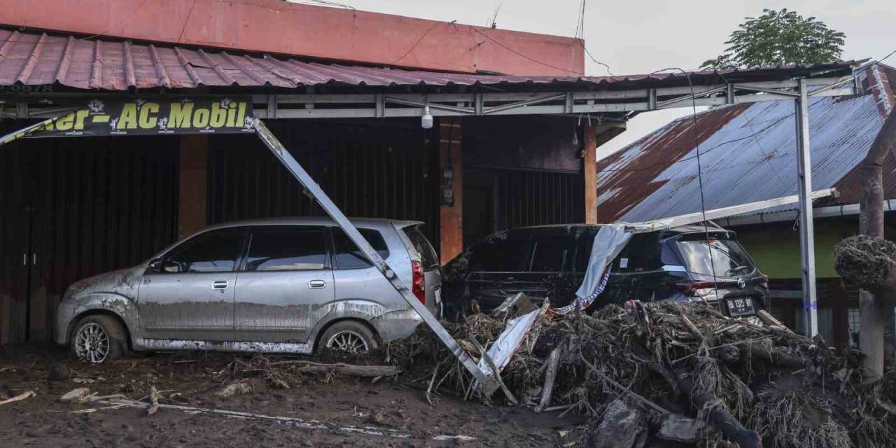 Endonezya’daki Sel Ve Toprak Kaymasında Can Kaybı 52’ye Yükseldi