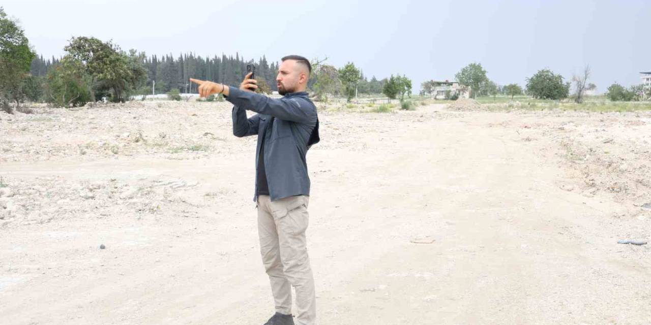 Enkaz Kentin Sokaklarını Gezerek Görüntüleyen Fenomen Genç, Hemşehrilerinin Memleket Özlemini Gideriyor