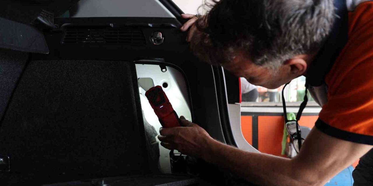 Pes Dedirten Görüntü; Otomobilin Airbaginden Sünger Çıktı