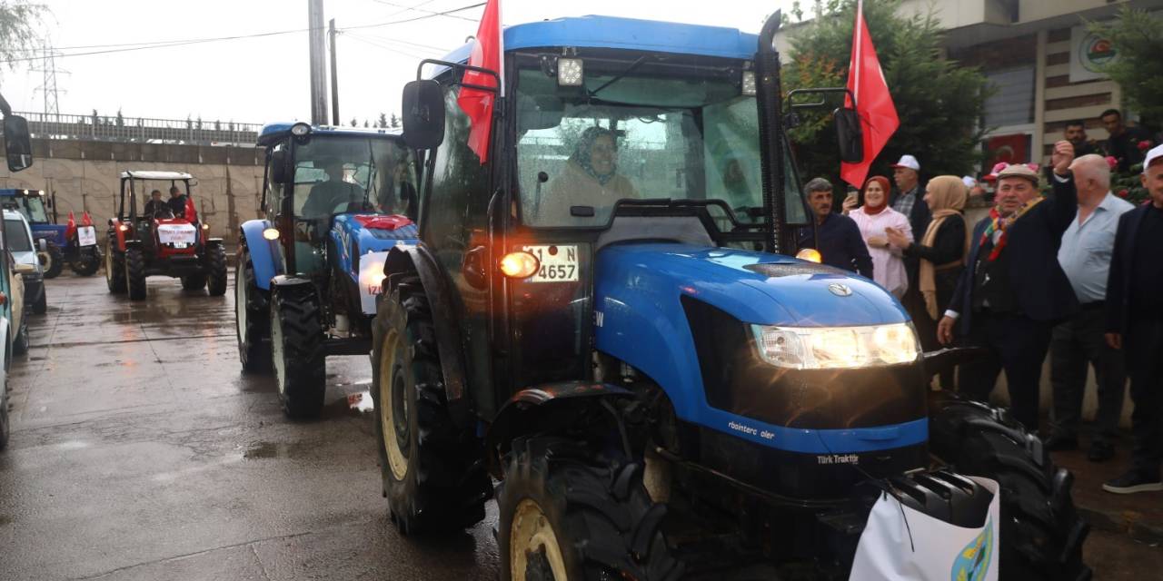 Kadın Çiftçiler Traktöre Bindi, Şehir Merkezine İndi