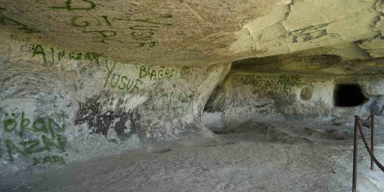 Tarihi İnceğiz Mağaralarının Duvarlarına Sprey Boyayla Zarar Verildi, Vatandaşlar Önlem Alınmasını İstedi
