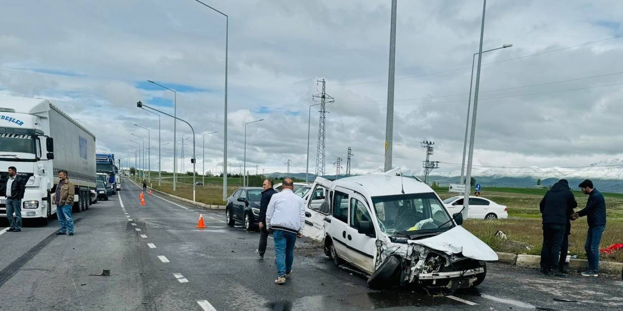 Erzurum Kuzey Çevre Yolunda Kaza; 6 Yaralı