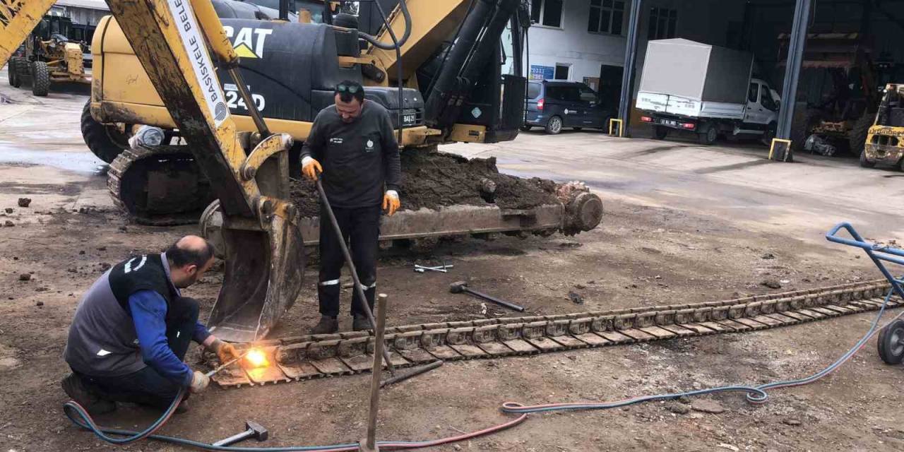 Bu Belediye Hizmet Araçlarının Bakım Ve Tamirini Kendisi Yapıyor