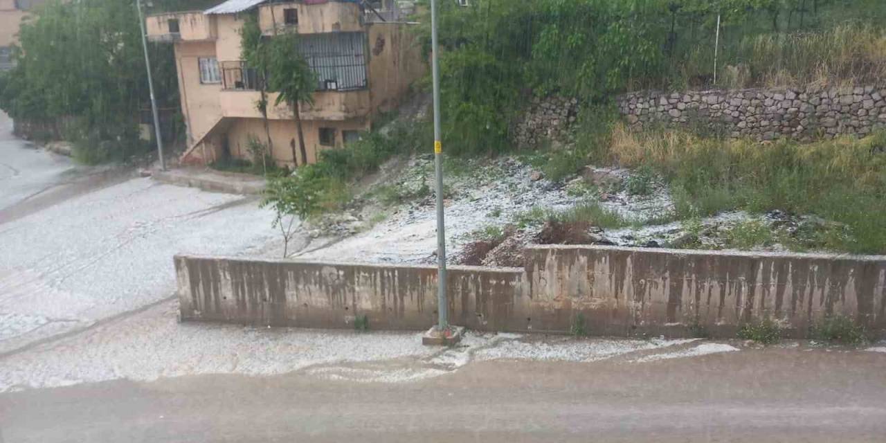 5 Dakika Dolu Yağdı, Şırnak-cizre Yolu Trafiğe Kapandı