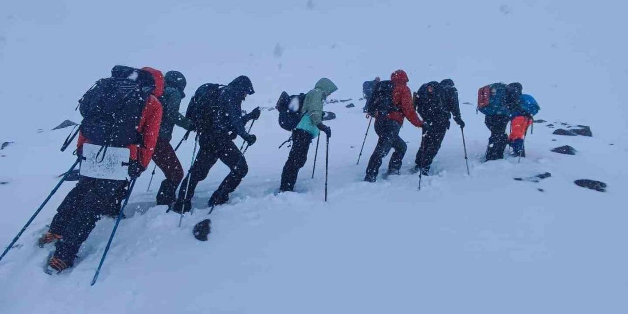 Mayıs Ortasında Ağrı Dağı’na Çıkan Dağcılara Kar Sürprizi