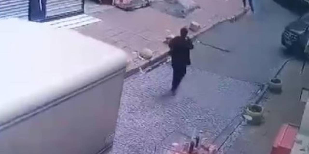 Fatih’te Kadın Kamyonetin Altında Metrelerce Sürüklendi: Feci Kaza Kameraya Yansıdı