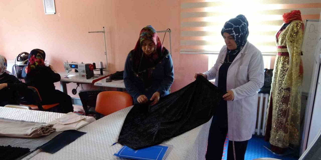 Kadınlar Diktikleri Elbiselerle Aile Ekonomisine Destek Oluyor