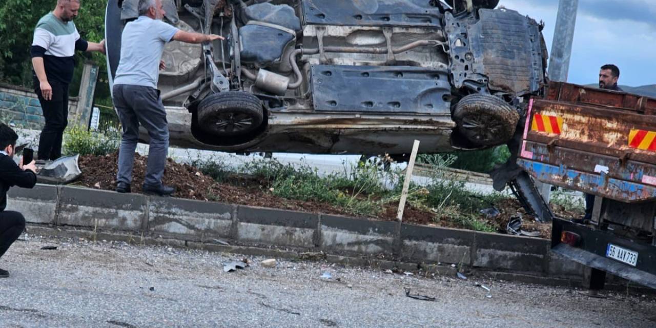 Yağmur Nedeniyle Kayganlaşan Yolda Kaza Meydana Geldi: 2 Yaralı