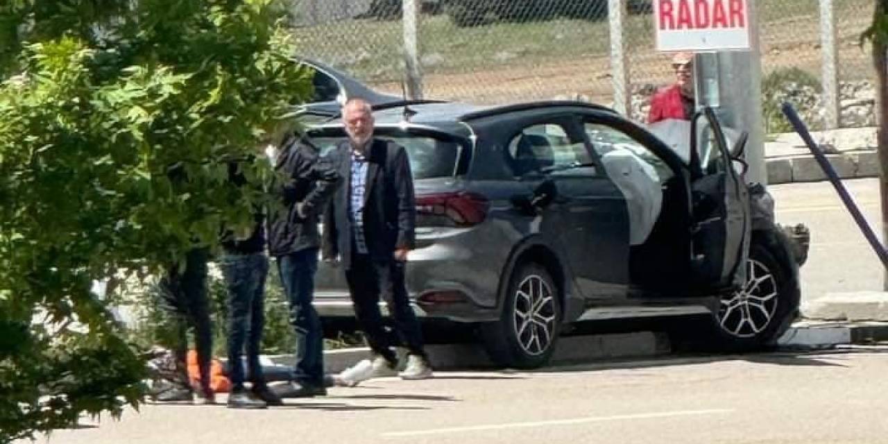 Otomobili Direğe Çaptı: 1 Yaralı