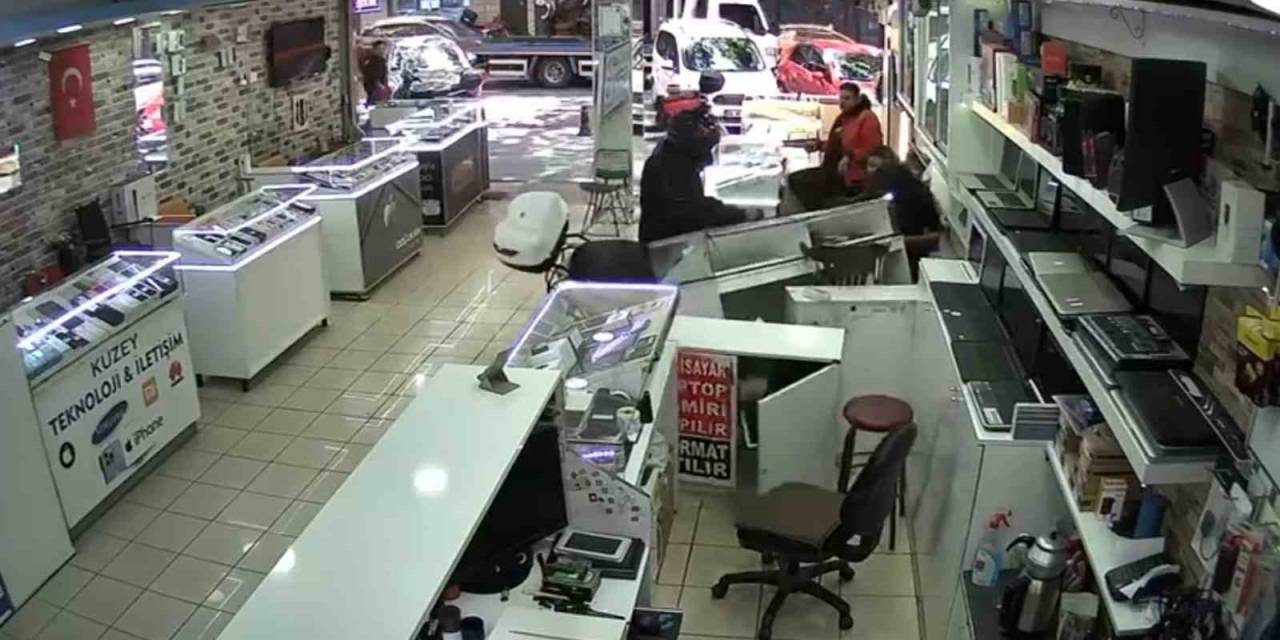 Paniklediği İçin Gaz Kolunu Bırakmayı Unutup Dükkana Dalan Motorcu Kamerada