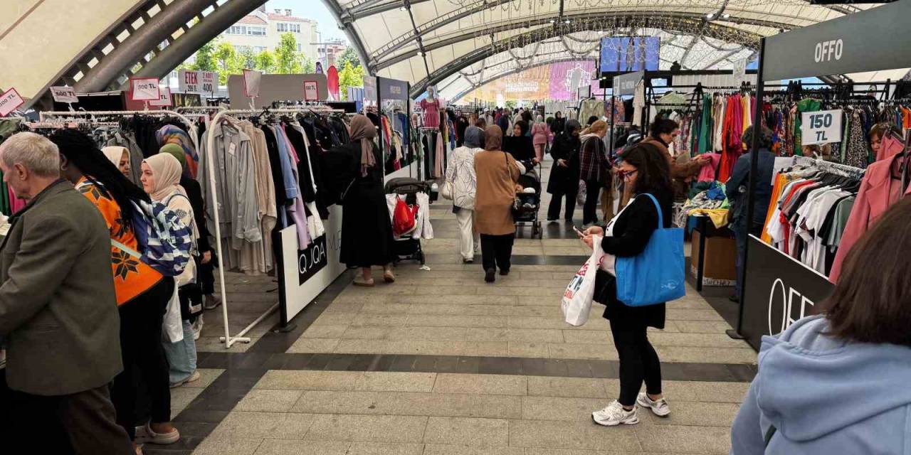 Güngören Belediyesi Tarafından Düzenlenen Giyim Festivaline Büyük İlgi