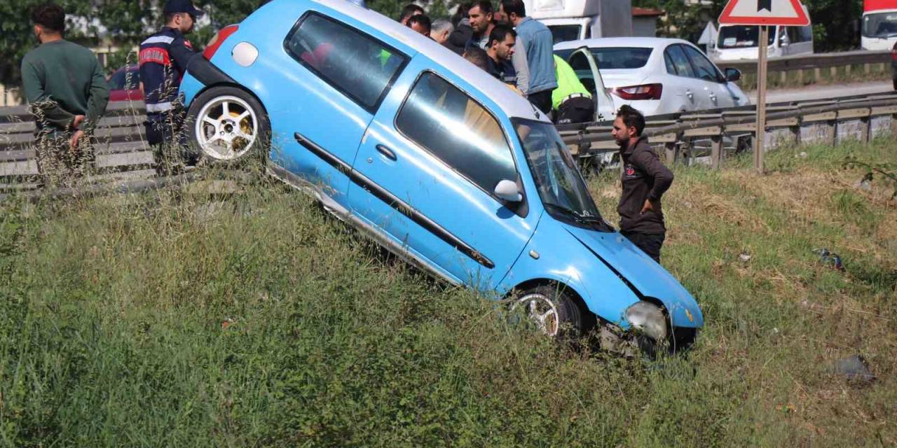 D-100’de İlginç Kaza: Otomobil Bariyerlerin Üzerinde Sürüklenerek Asılı Kaldı