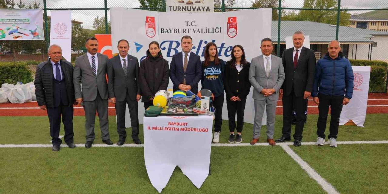 Bayburt’ta İlköğretim Ve Ortaokul Öğrencilerine Spor Malzemeleri Dağıtıldı