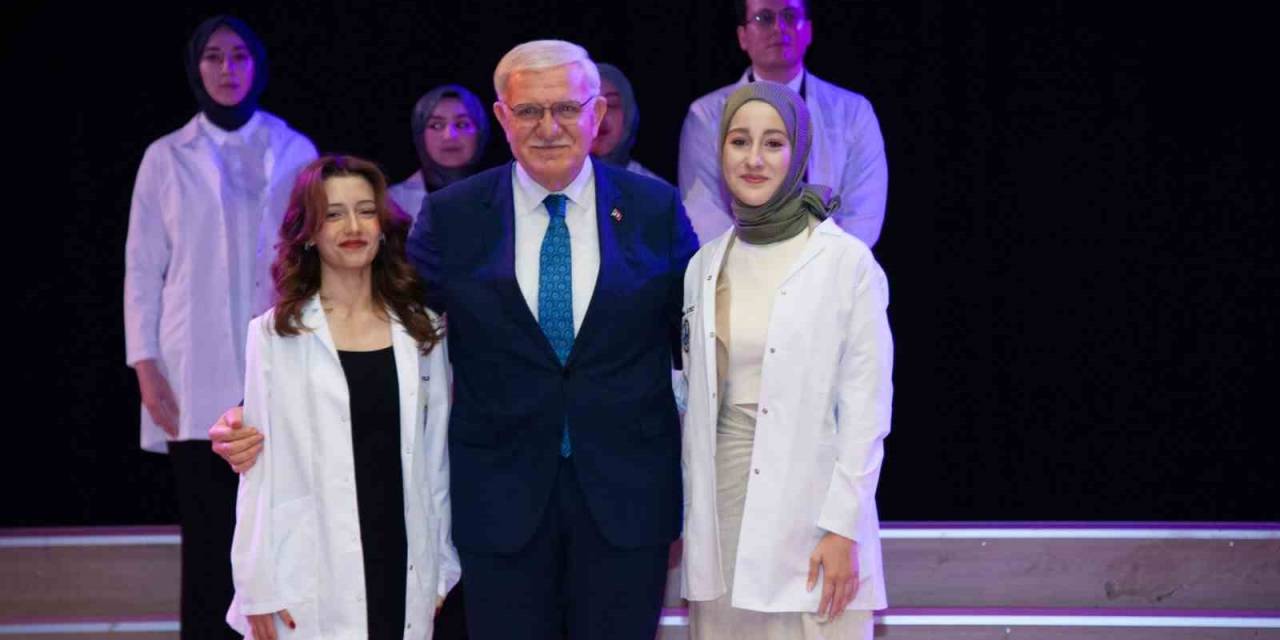 Eczacılık Fakültesinin Birinci Ve İkinci Sınıf Öğrencileri Beyaz Önlük Giydi