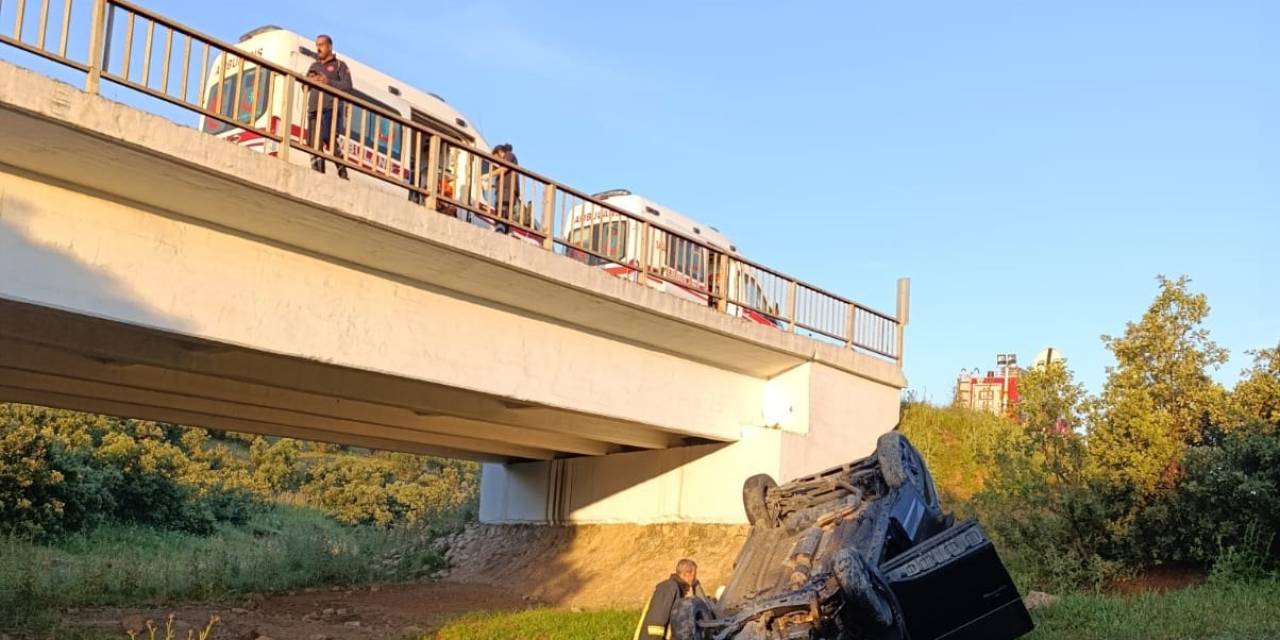 Mardin’de Kontrolden Çıkan Otomobil Şarampole Devrildi: 2 Yaralı