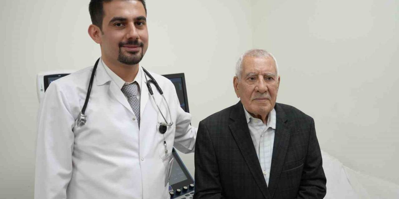 84 Yaşındaki Hastanın Ameliyatsız Yöntemle Kalp Kapağı Değişti
