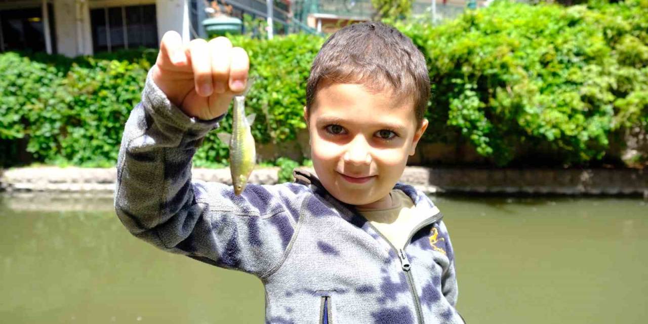 Güzel Havayı Gören Vatandaşlar Porsuk Çayı’nda Balık Tutmaya Çıktı