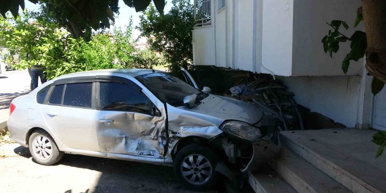 Kazaya Karışan Otomobil, Binanın Bahçe Duvarını Aşıp Merdivenlere Çarparak Durabildi