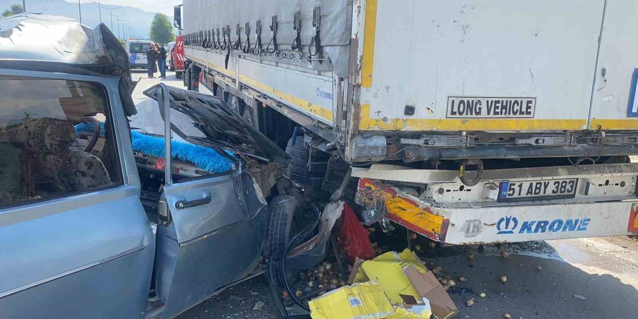 Tırın Altına Giren Otomobilde Hayatını Kaybetti