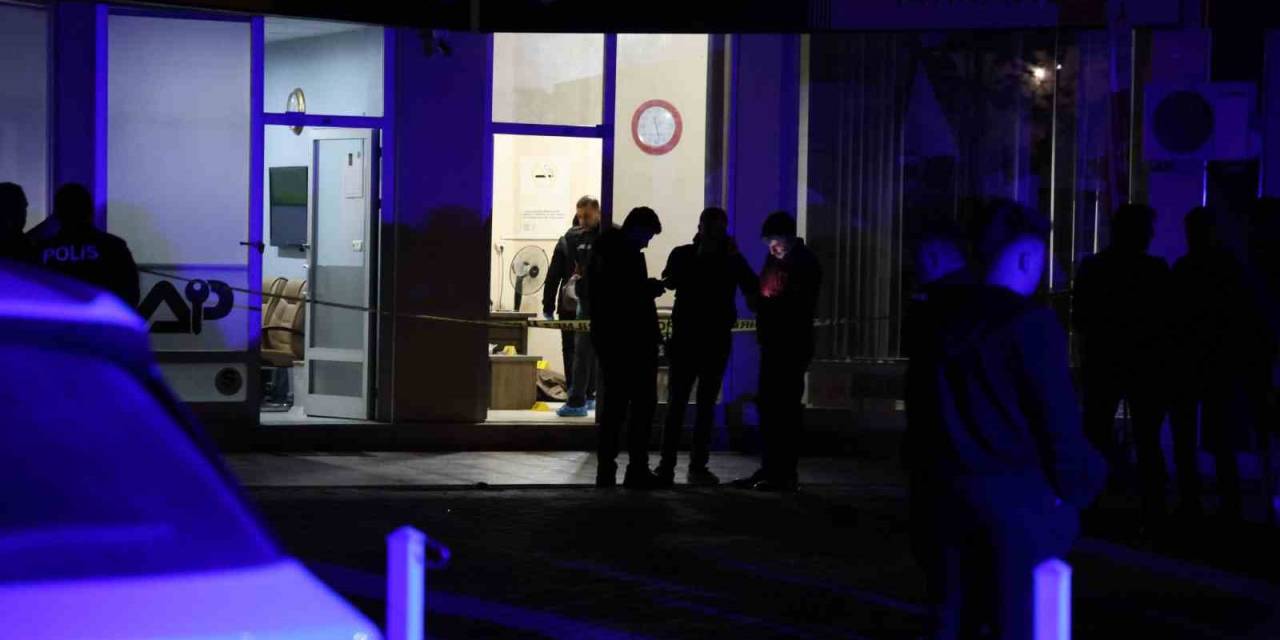 Arkadaşının Birini Öldürdü, Diğerini Yaraladı