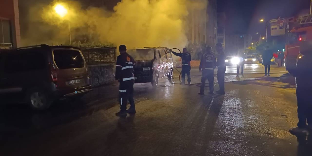Iğdır’da Park Halindeki Araç Yangını Geceyi Aydınlattı