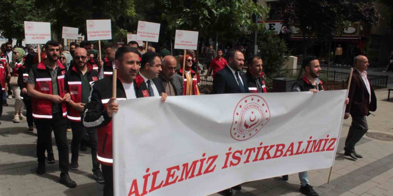 Siirt’te ’ailemiz İstikbalimiz’ Temalı Kortej Yürüyüşü Gerçekleşti