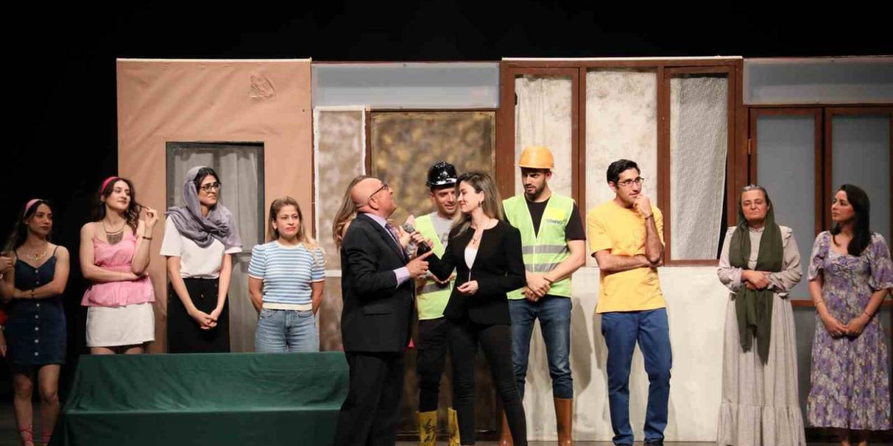 Aydın’da ’bardakçı Baba’ Tiyatroseverleri Kahkahaya Boğdu