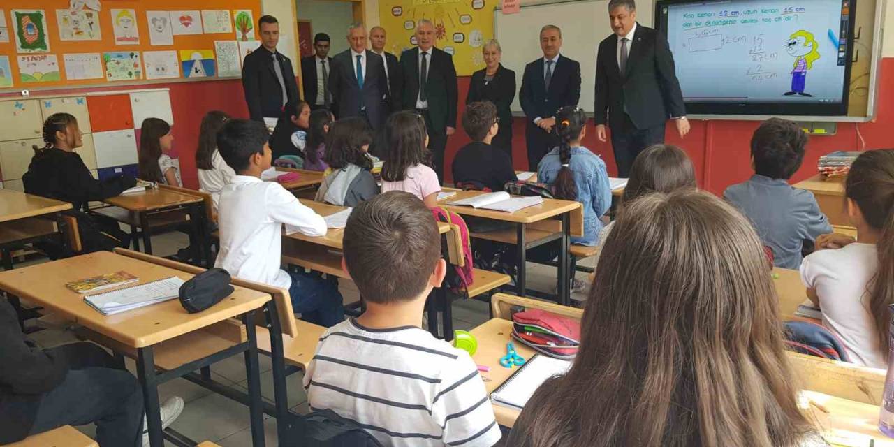 Karabük’te Okuma Seferberliği Kitap Dağıtımı İle Başladı