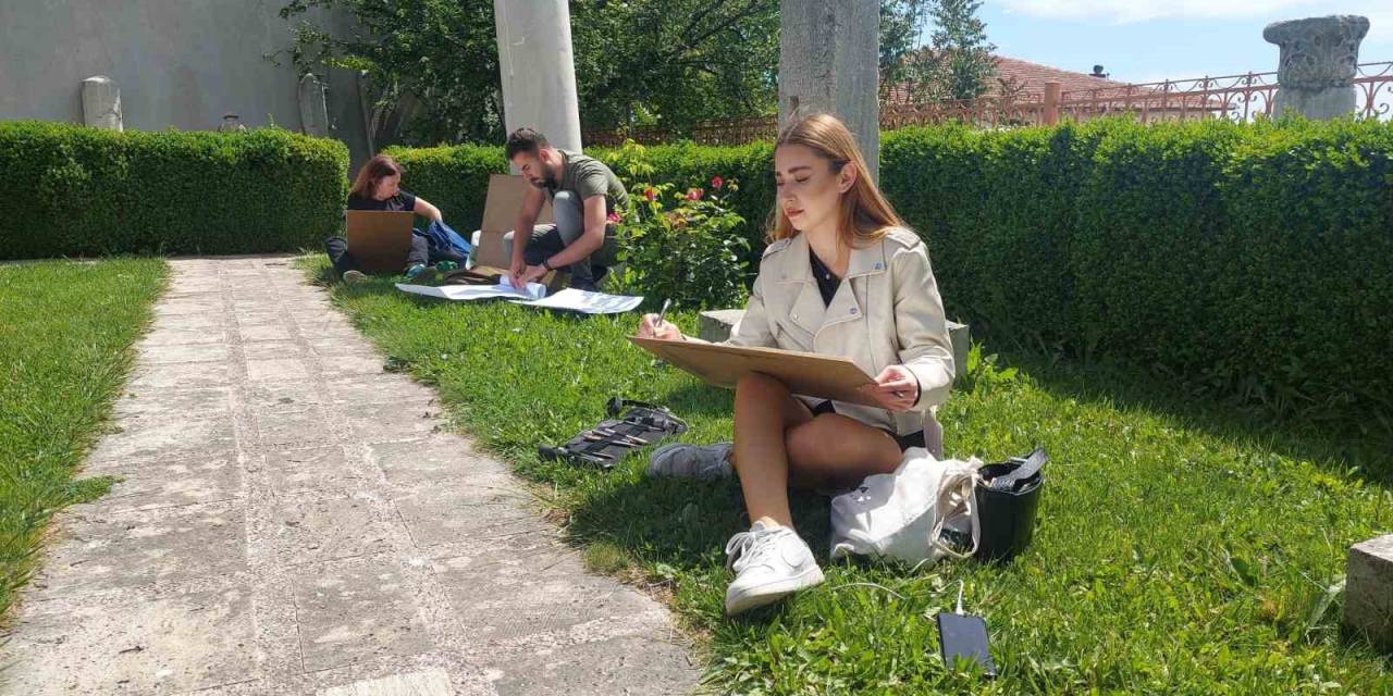 Bildiğiniz Bütün Sınavları Unutun: Üniversitelilerin Doğada Resim Sınavı