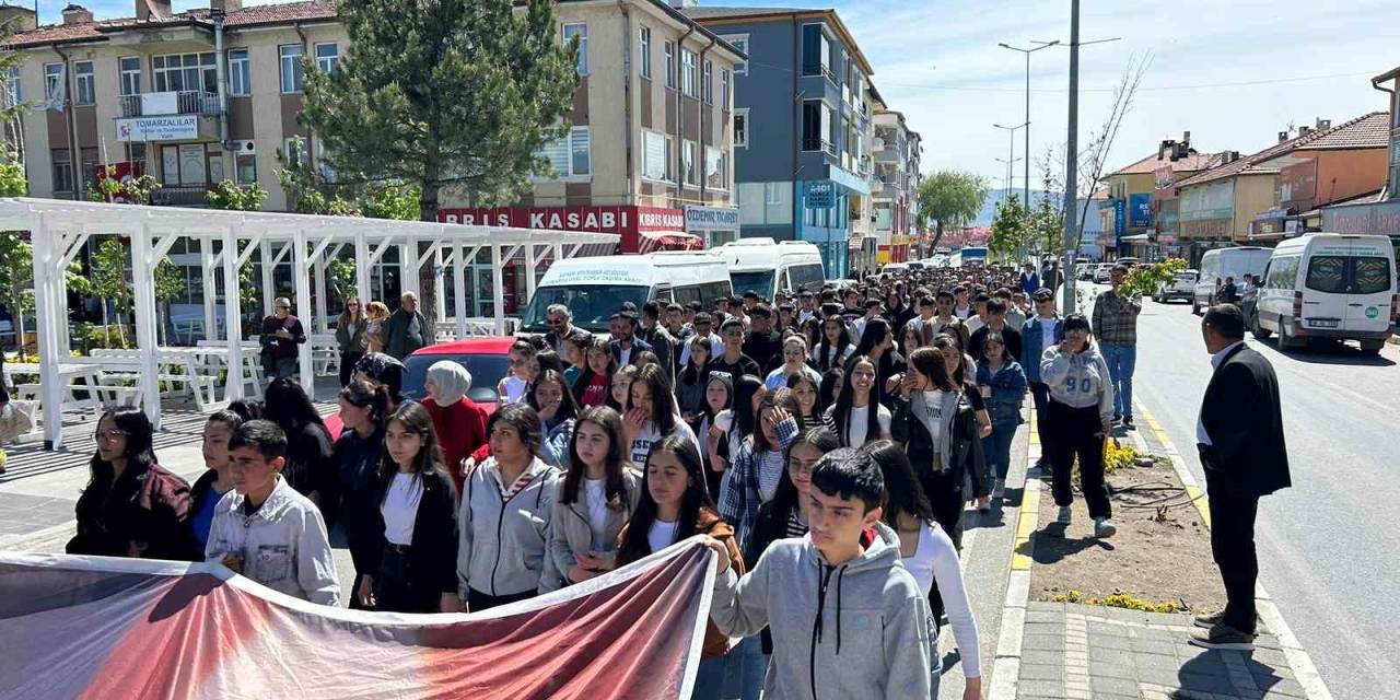 Tomarza’da, Coşkulu Gençlik Yürüyüşü