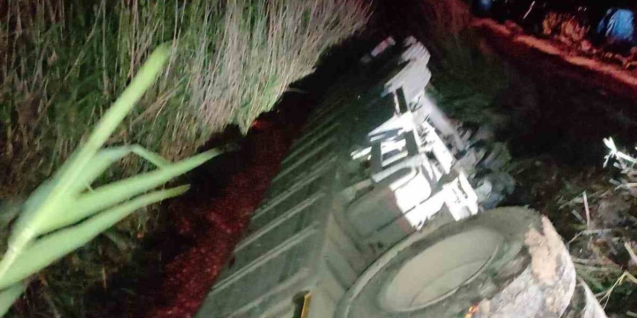 Kumlu’da Soğan Yüklü Tır Devrildi