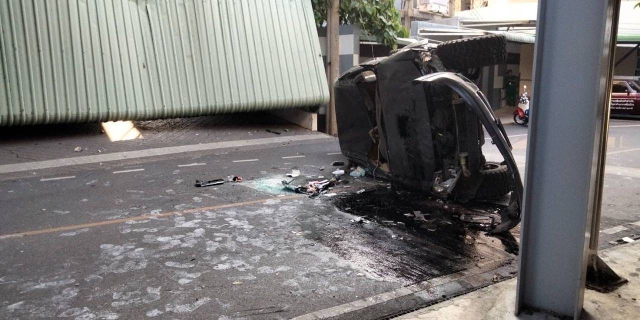 Panikleyen Sürücünün Çarptığı Park Halindeki Araç Otoparktan Sokağa Düştü