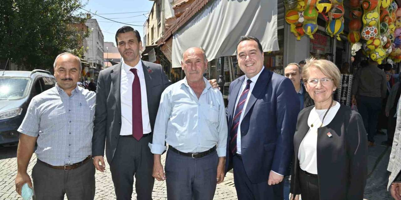 Başkan Zeyrek, Akhisar Pazaryeri Esnafını Ziyaret Etti
