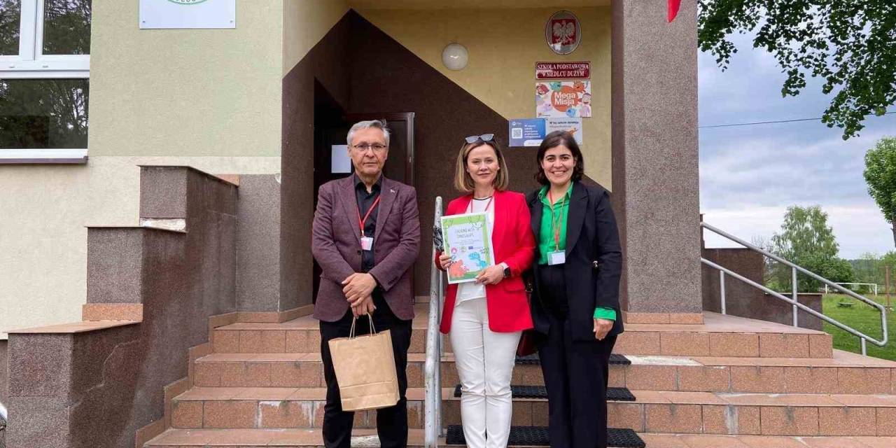 Polonya Eğitim Bakanı’na Salihli’nin Yöresel Ürünleri Takdim Edildi