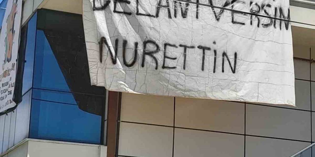 Binaya Asılan Dev Pankartı Gören Dönüp Bir Daha Baktı