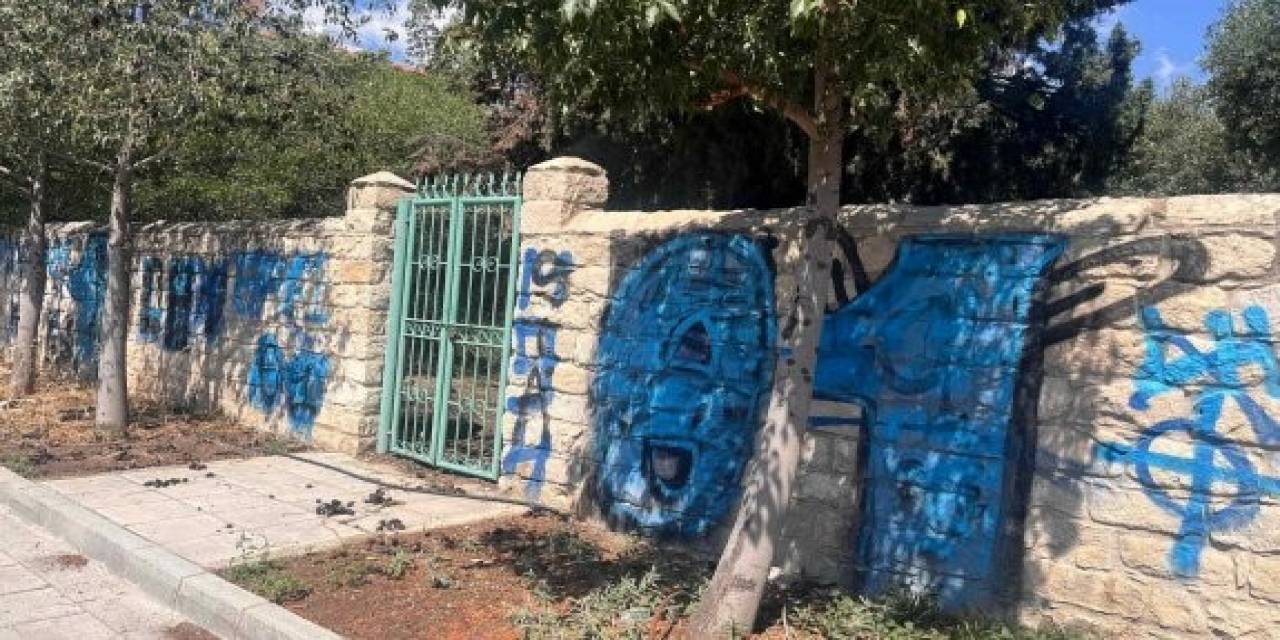 Gkry’deki Arnavut Camisi’ne Çirkin Saldırı