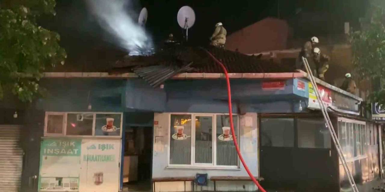 Sultangazi’de 4 İş Yerinin Olduğu Bina Alev Alev Yandı
