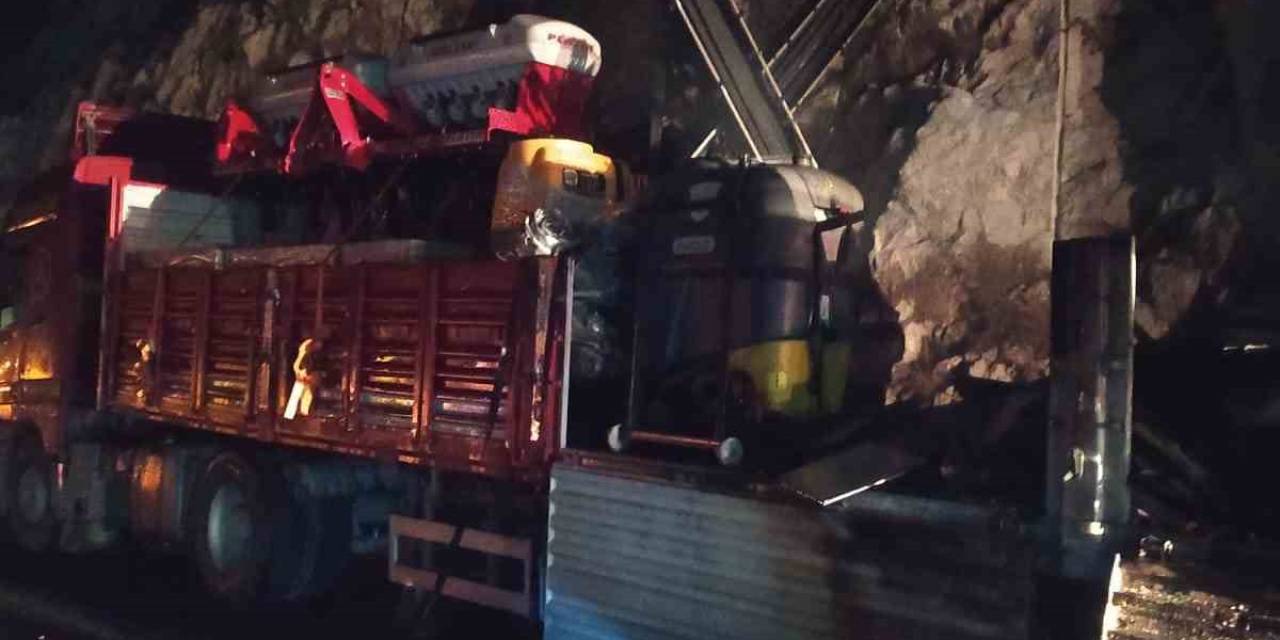 Fayans Yüklü Tır Yandı