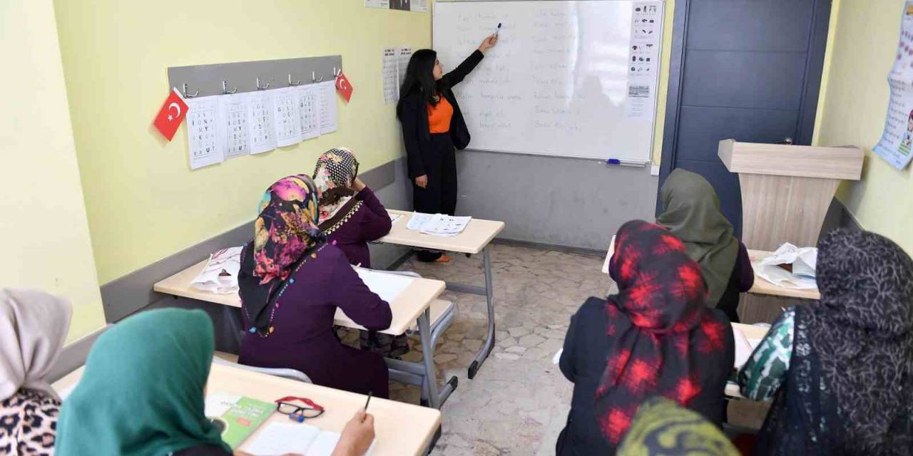 Mersin’de Kadınlar Belediyenin Desteği İle Okuma Yazma Öğreniyor
