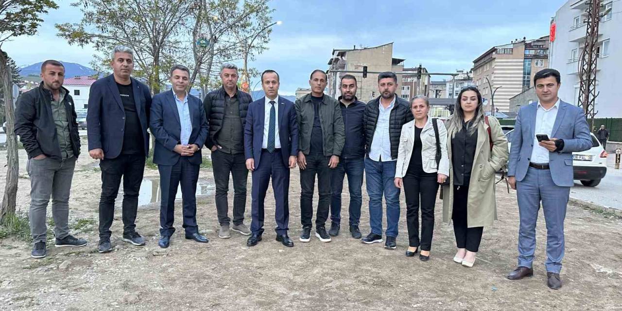 İpekyolu Caddesi’ndeki Refüjde Peyzaj Çalışmalarının Bitirilmemesine Tepki