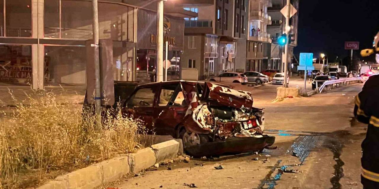Kırmızı Işıkta Bekleyen Otomobile Kamyon Çarptı: 2 Kişi Yaralandı, Yol Trafiğe Kapatıldı