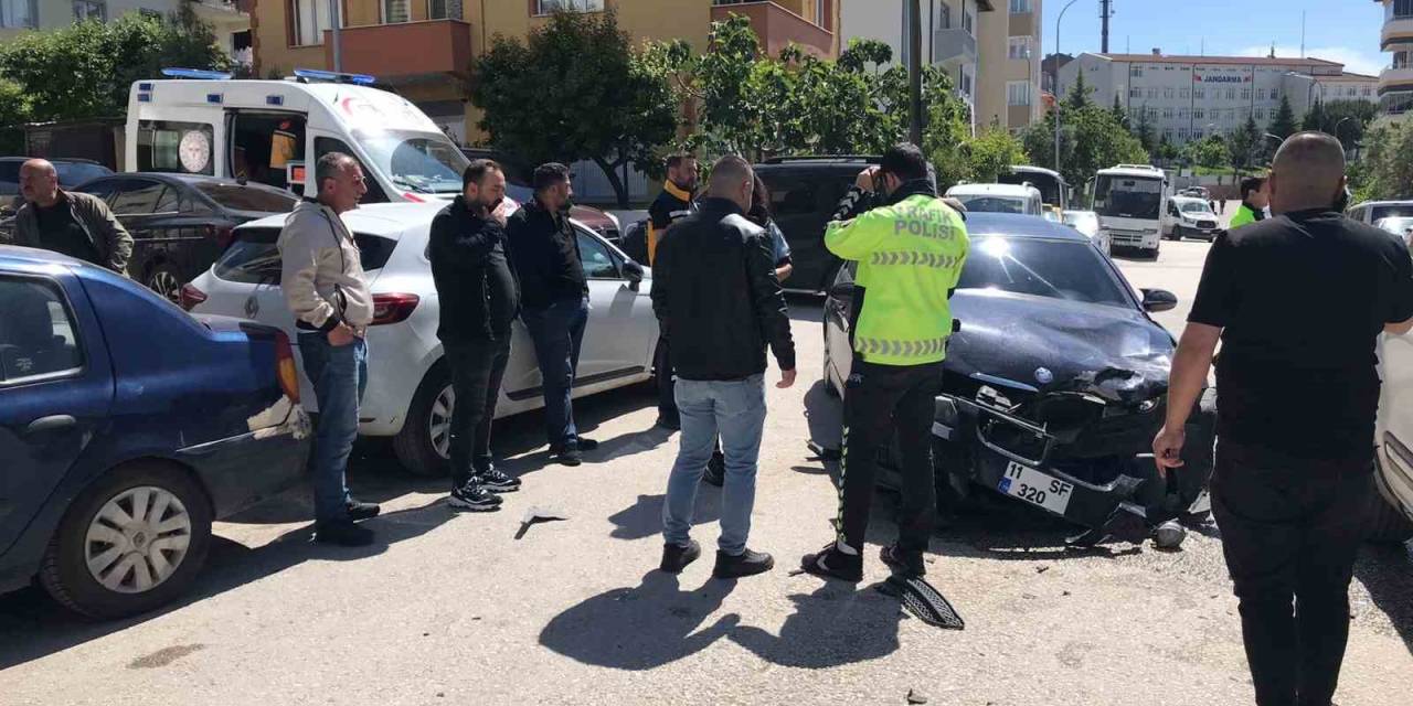 Bilecik’te İki Otomobil Kavşakta Çarpıştı, 2 Yaralı