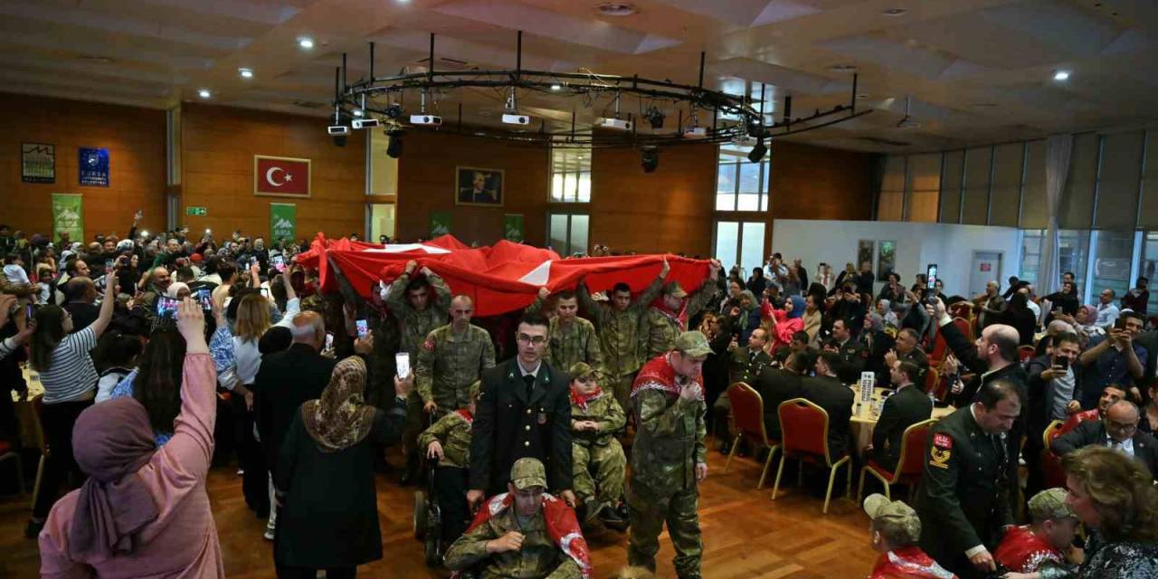 Kınalı Kuzular İçin Asker Eğlencesi