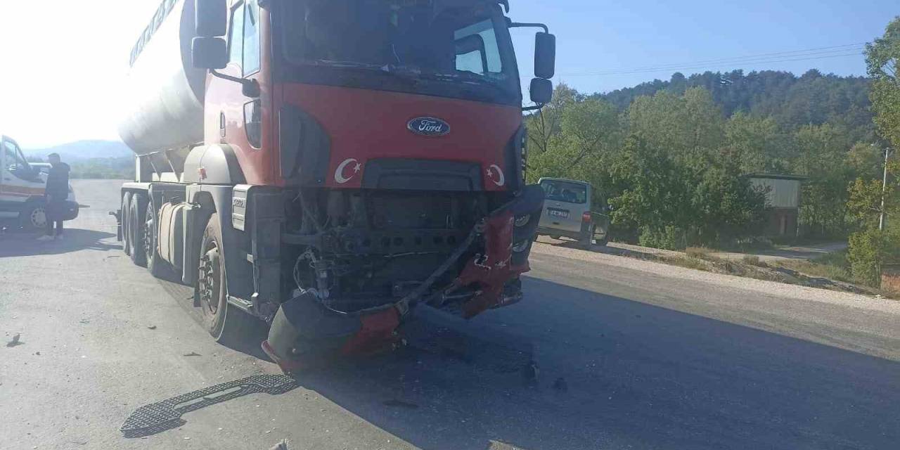 Kamyonla Çarpışan Otomobil, Şarampole Yuvarlandı: 1 Yaralı