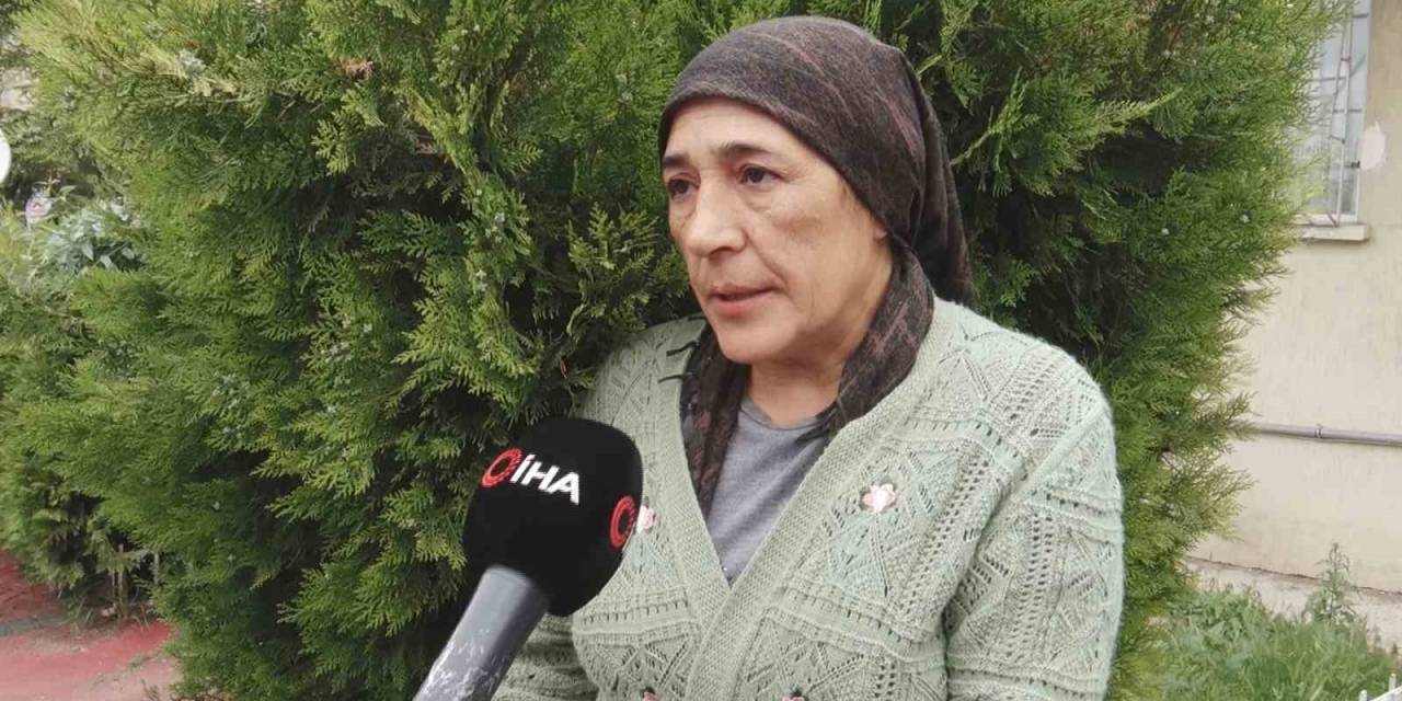 Metroda Bulduğu İçi Altın Dolu Çantayı Polise Teslim Etti