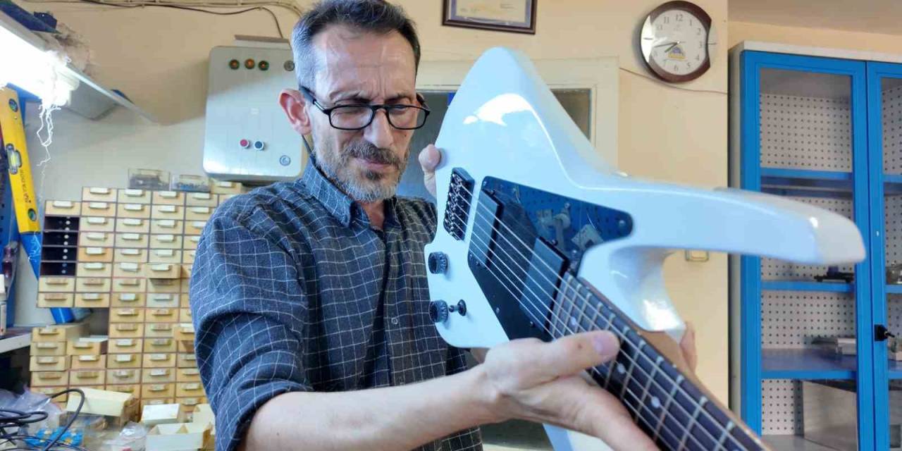Emekli Oldu, Gitar Üretmeye Başladı