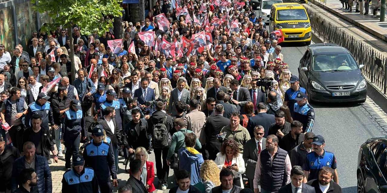 İstanbul’da Vatandaşlar “Kurtuluşa Giden İlk Adım” Yürüyüşünde Bir Araya Geldi