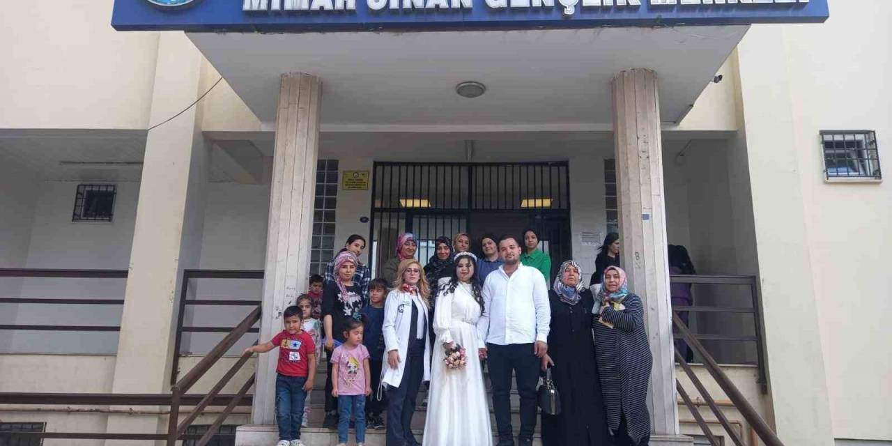 Mimar Sinan Gençlik Merkezi Gelin Adaylarının Yanında